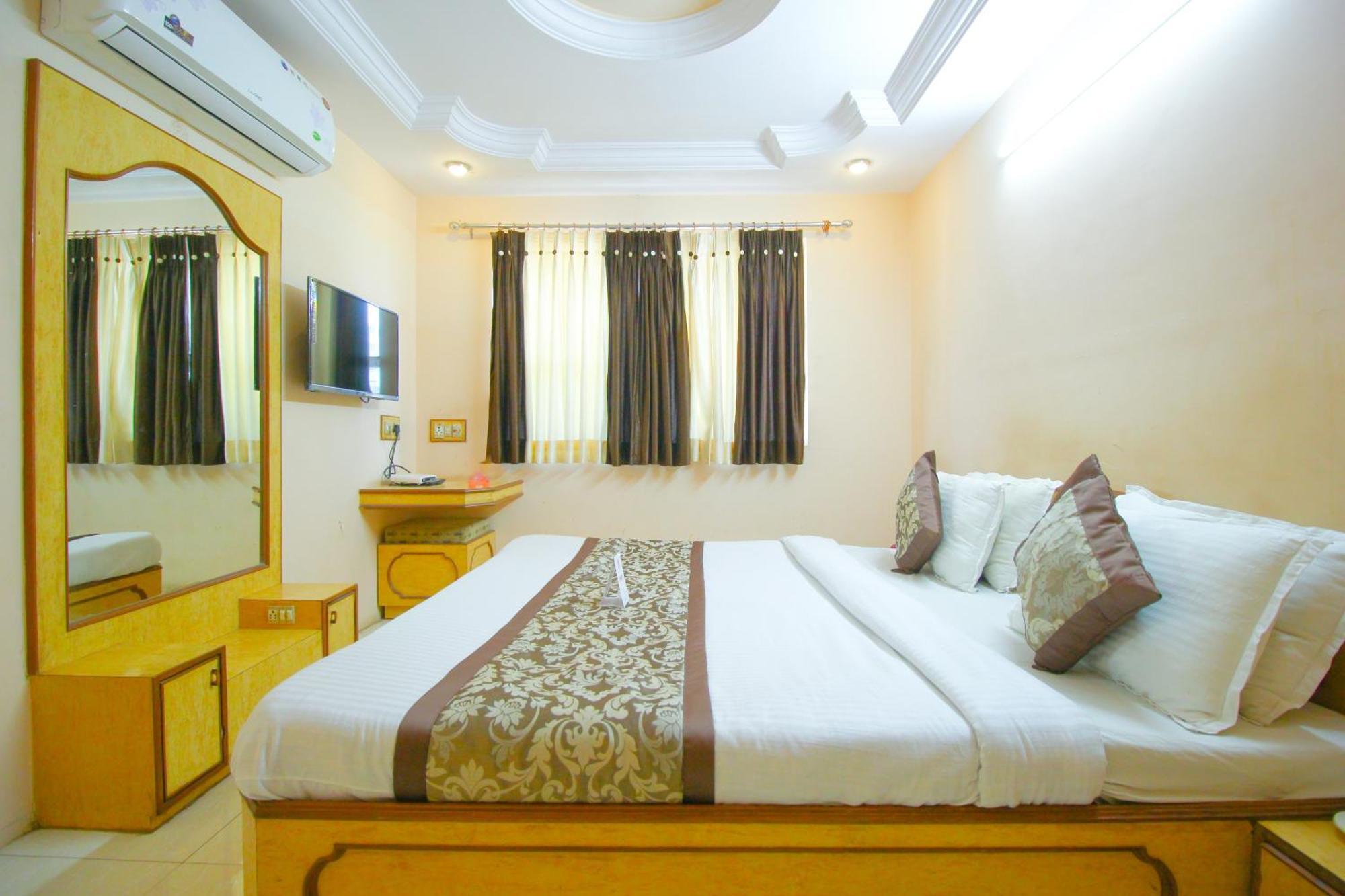 Hotel Upasana ราชโกฎิ ภายนอก รูปภาพ